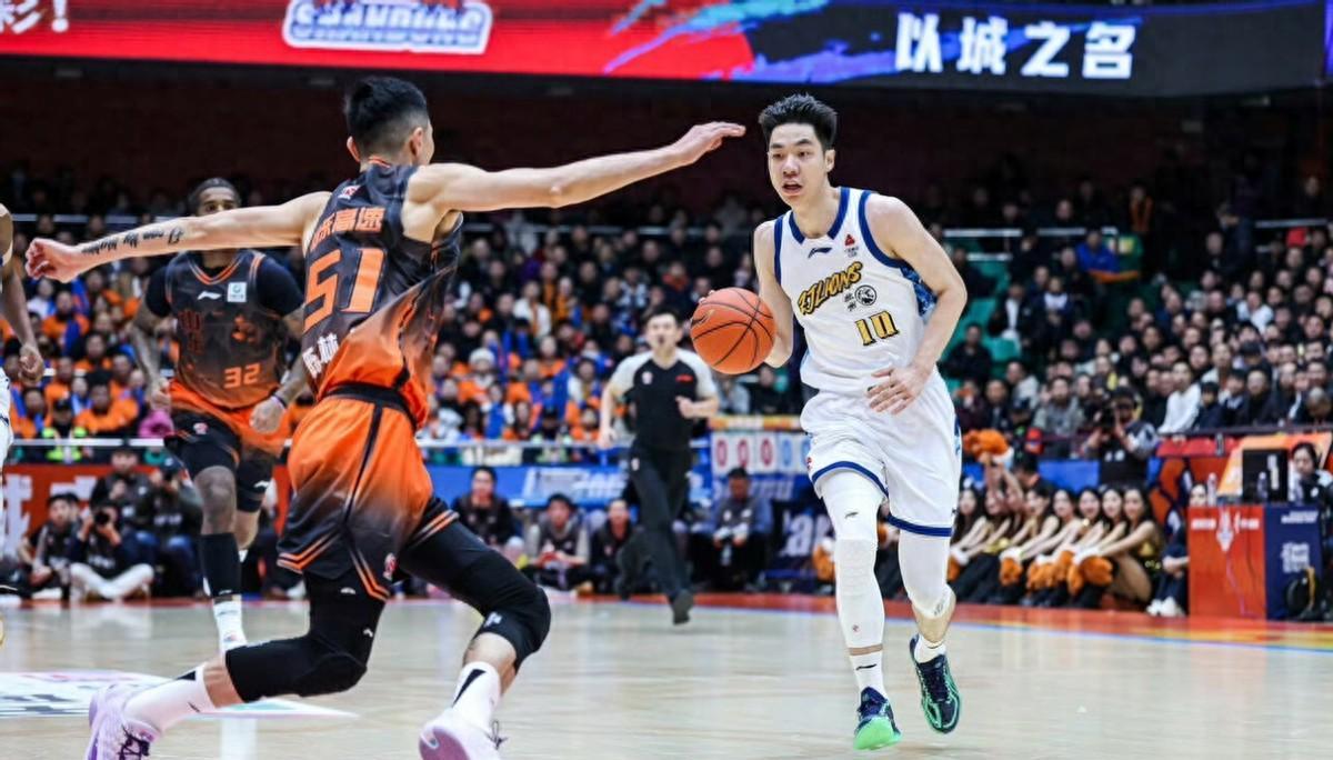 九游体育-胡金秋31+8+6打爆青岛内线！孙铭徽12+7甘当绿叶 拒绝让出联赛第1