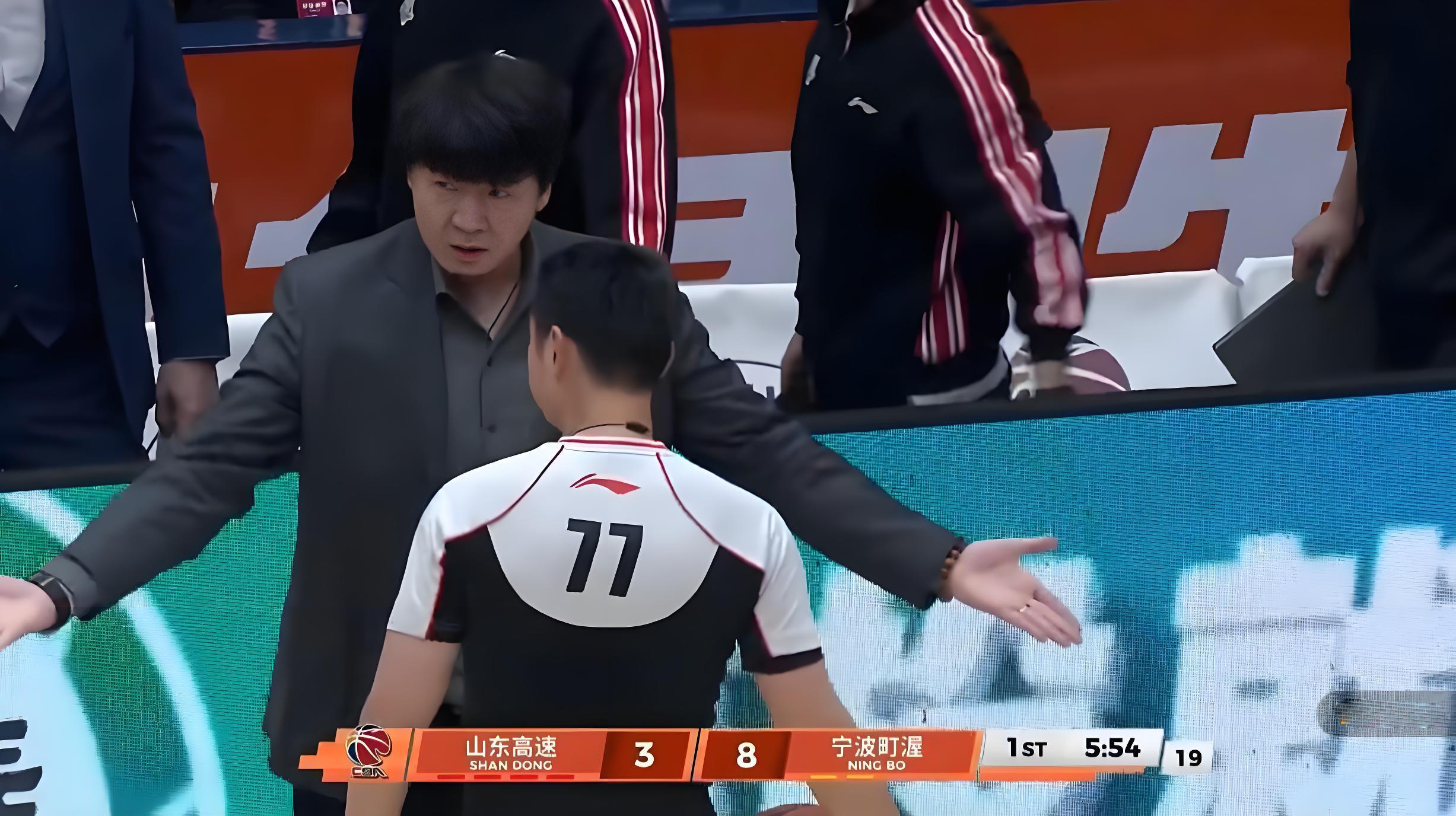 九游娱乐-克里斯犯浑！山东男篮逆袭：高诗岩惊艳15分，18岁俊才3分钟燃爆