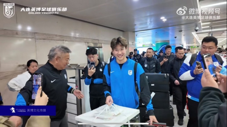 九游官网-热情！接机的大连球迷为今天满19岁的杨铭锐送蛋糕，祝他生日快乐